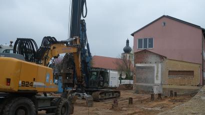 Bild: gsp
Die ehemalige Grundschule steht nicht mehr. Der Neubau hat schon begonnen. Mit Blick auf die Finanzen ist die Schule der zweitgrößte Ausgabeposten der Gemeinde Kümmersbruck.