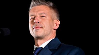 Bild: Denes Erdos/AP/dpa
Ungarns künftiger Regierungschef Magyar will nach dem Amtsantritt die Propaganda-Maschinerie der Staatsmedien abstellen. (Archivbild)