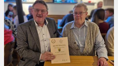 Bild: Stefanie Gradl
An seinem 85. Geburtstag erhielt Ludwig Graf (rechts) eine Urkunde von Bürgermeister Hans-Martin Schertl.