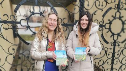 Bild: amö
Katharina Gierlach (links) und Susanne Hutzler stellen die ersten Exemplare der Festschrift vor. Sie haben viel ehrenamtliche Arbeit in die 240-seitige Broschüre gesteckt.