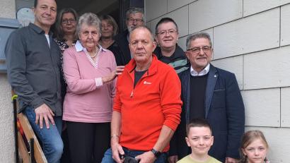 Bild: gis
Gretl Pscherer (Dritte von links) feierte im Familienkreis 90. Geburtstag. Ihr gratulierten unter anderem (von links) 
Sohn Ulrich, Tochter Elke, Tochter Marion, Kirchenpfleger Manfred Prechtl, Sohn Peter, Pfarrer Ferdinand Weinberger, Franz Tauber sowie zwei Urenkel der Jubilarin.