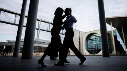 Bild: Christoph Soeder/dpa
Ein Mann und eine Frau tanzen im Regierungsviertel in Berlin am Paul-Löbe-Haus des Deutschen Bundestages Tango.