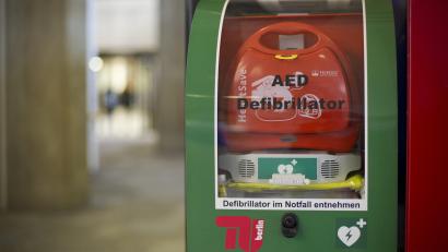 Symbolbild: Karl-Josef Hildenbrand/dpa
Ein Defibrillator wurde aus einer Bankfiliale in Nittenau gestohlen.