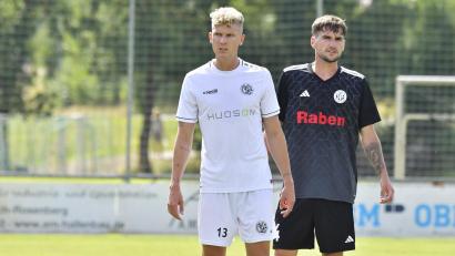 Bild: Hubert Ziegler
Leon Brandl (links) von der DJK Gebenbach zog sich zum zweiten Mal in seiner Karriere einen Kreuzbandriss zu.