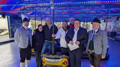 Bild: Mario Bernhardt/VG Wackersdorf
Stellvertretender "Almenrausch"-Vorsitzender Norbert Pfeffer, das Schaustellerpaar Schneider, Festwirt Daniel Feuerer, Bauhofleiter Volker Keil, Bürgermeister Thomas Falter und "Almenrausch"-Vorsitzender Manfred Hermann (von links) sind schon voller Vorfreude auf das Wackersdorfer Volksfest.
