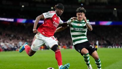 Bild: Nick Potts/PA Wire/dpa
Zweikämpfe wie hier zwischen Noni Madueke (l.) und Maxi Araujo bestimmten das Bild.