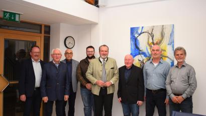 Bild: bnr
Für sieben Männer geht eine teils Jahrzehnte dauernde Zeit als Stadträte zu Ende. Bürgermeister Frank Zeitler würdigte ihre ehrenamtliche Tätigkeit zum Wohle der Stadt und seiner Bürger (von links) Josef Weber, Kurt Koppmann, Josef Püpner, Kilian Gradl, Bürgermeister Frank Zeitler, Helmut Ertl, Markus Götz und Albert Bruckner.