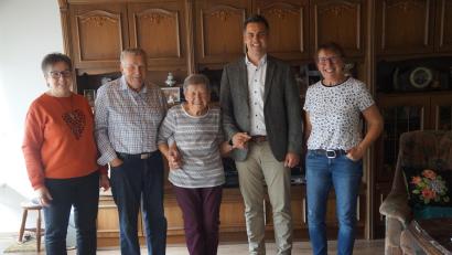 Bild: wel
Anne und Siegfried Plößl (Dritte und Zweiter von links) feierten mit den Töchtern Anita und Rosmarie das seltene Fest der Eisernen Hochzeit. Bürgermeister Rudolf Teplitzky gratulierte.