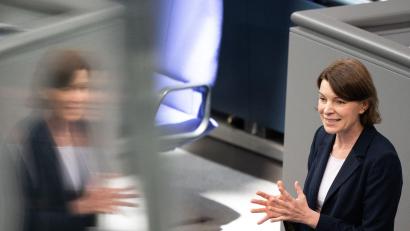 Bild: Alicia Windzio/dpa
Klare Worte von der CSU-Bundestagsabgeordneten Emmi Zeulner: Teile der GKV-Sparpläne von Gesundheitsministerin Nina Warken (CDU) widersprechen „jedem Gerechtigkeitsempfinden“. (Archivbild)