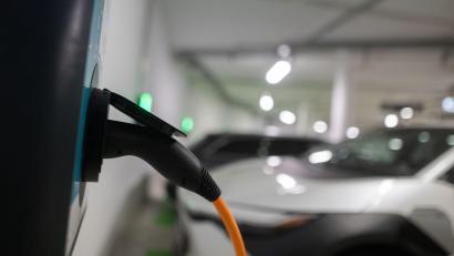 Bild: Sebastian Gollnow/dpa
Die Bundesregierung bringt ein neues Förderprogramm für das Laden von E-Autos in Mehrfamilienhäusern an den Start