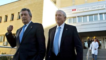 Bild: FERNANDO BUSTAMANTE/AP/dpa
José Santamaría (r), hier mit Enrique Perez, war eine Club-Legende bei Real Madrid. (Archivbild)