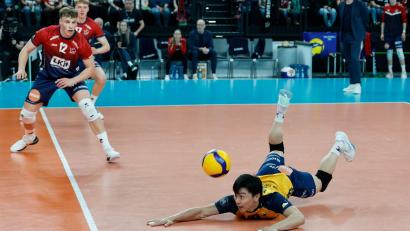 Bild: Georg Wendt/dpa
SVG-Libero bei einer Abwehraktion.