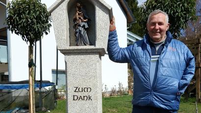 Bild:  Albert Gruber
„Ein sehr schönes Marterl“, freut sich Friedrich Kick („Bauer Fritz“) aus Irchenrieth über das Kunstwerk. Er hat es aus Dankbarkeit für seine überstandene schwere Erkrankung errichten lassen.