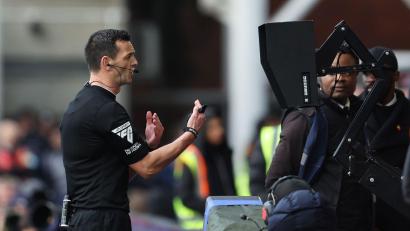 Bild: Paul Terry/CSM via ZUMA Press Wire/dpa
Der Videobeweis hat den Fußball verändert. In England gibt es nun eine Studie dazu. (Archivbild)