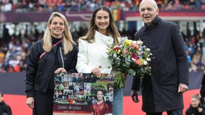 Bild: Sportfoto Zink / Daniel Marr
"Danke Sara": Nach 111 Länderspielen für den DFB macht die Ambergerin Sara Däbritz (Mitte) Schluss im Nationaltrikot. Sportdirektorin Nia Kuenzer und DFB-Präsident Bern Neudorf verabschiedeten Däbritz in Nürnberg.