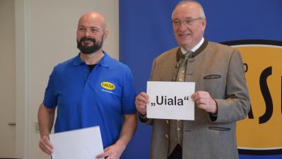 Bild: Bastian Schreiner
Bezirkstagspräsident Franz Löffler (rechts) und Ramasuri-Redaktionsleiter Jens Stenglein lüfteten das Geheimnis.