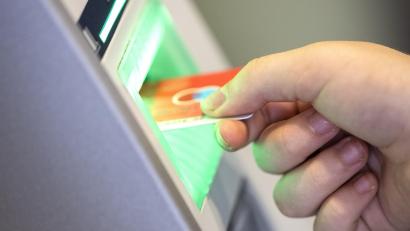 Symbolbild: Karl-Josef Hildenbrand/dpa
In Schwandorf wurde die EC-Karte einer 20-Jährigen gestohlen und für unberechtigte Abbuchungen genutzt.