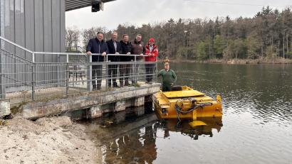 Bild: Thomas Stegerer
Bürgermeister Thomas Beer, stellvertretender Geschäftsleiter Georg Beer, Michael Sendbühler und Markus Schießl vom Fischereiverein Teublitz, Wasserwacht-Vorsitzender Markus Frey und Maximilian Häckl (von links) von der Firma Roider aus Lupburg begutachteten die Mäharbeiten an der Badestelle Höllohe.