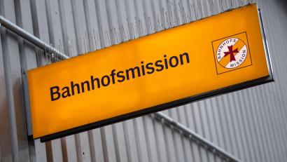 Bild: Sven Hoppe/dpa
Die Hilfe der Bahnhofsmissionen in Bayern ist immer öfter gefragt. (Archivbild)