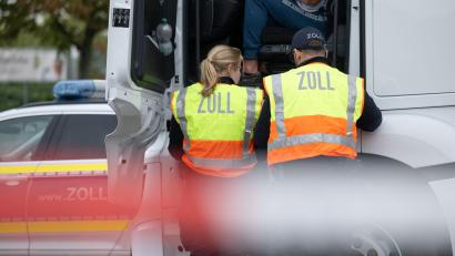 Symbolbild: Hendrik Schmidt/dpa
Eine ungewöhnliche Entdeckung machte ein Lkw-Fahrer während einer Zigarettenpause.