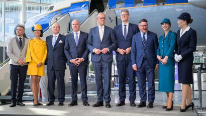 Bild: Hannes P. Albert/dpa
Gruppenbild mit Kanzler: Merz (Mitte) besucht die Lufthansa zum Jubiläum.