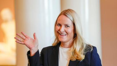 Bild: Lise Åserud/NTB Pool/dpa
Vor kurzem trug Mette-Marit zum ersten Mal ein Sauerstoffgerät bei einem offiziellen Termin. (Archivbild)