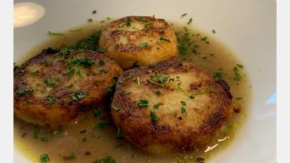 Bild: Michael Schiffer
Die gebratenen Graukaslaibchen werden in der Einbrennsuppe serviert.