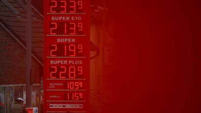 Bild: Jonas Walzberg/dpa
An der Tankstelle bekommen die Menschen die Folgen des Iran-Kriegs zu spüren. (Archivbild)