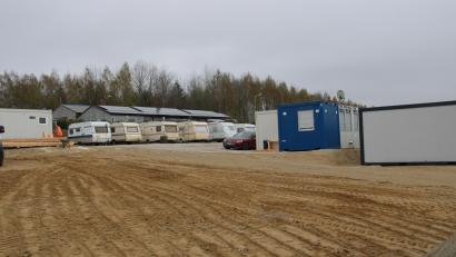 Bild: prh
Auf dem Gelände rund um die ehemalige Container-Anlage des Landkreises Tirschenreuth zur Unterbringung von Flüchtlingen in Plößberg hat nun eine Firma, die am Bau der Stromtrasse Süd-Ost-Link beteiligt ist, ihr Lager aufgeschlagen.