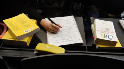 Bild: Waltraud Grubitzsch/dpa
Wer Jura studieren will, muss bereit sein zu büffeln. (Symbolbild)