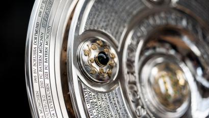 Bild: Oliver Hardt/DFL/Getty Images/dpa
Neuer Außenring für die Meisterschale der Fußball-Bundesliga.