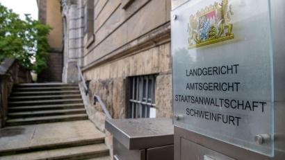 Bild: Pia Bayer/dpa
Der Angeklagte soll um die Jahrtausendwende herum Minderjährige in dem Kinderheim sexuell missbraucht haben. (Archivbild)