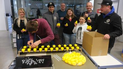 Bild: Hubert Uschald
9000 neu beschaffte Plastikentchen wurden in den Jura-Werkstätten mit Muttern am Bauch renntauglich gemacht. Unter Betreuung von Tobias Huttner und Theresa Großer waren sechs Menschen mit Beeinträchtigung vier Wochen damit beschäftigt.