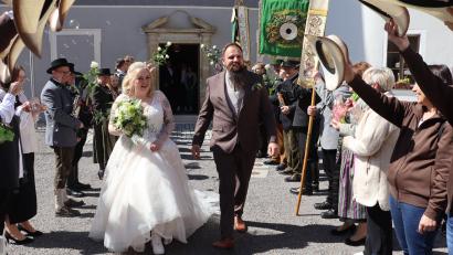 Bild: mrr
Tamara Reichert und Andreas Graf durchschritten nach der Hochzeit das Spalier von Freunden und Vereinskameraden, unter anderem der Schützen.