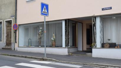 Bild: szl
Ab Mai können in den linken Geschäftsräumen am Luitpoldplatz 1 Blumensträuße, Schnittblumen, Topfblumen sowie Geschenke- und Dekoartikel gekauft werden - und zwar rund um die Uhr. In der Tirschenreuther Altstadt eröffnet Gramsch aus Marktredwitz seinen vierten 24/7-Blumenladen zur Selbstbedienung.