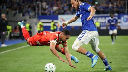 Bild: Philipp von Ditfurth/dpa
Bauchlandung für Phillipp Mwene in Straßburg.