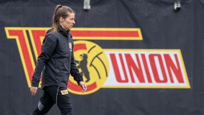 Bild: Matthias Koch/dpa
Marie-Louise Eta leitet das Training beim 1. FC Union Berlin.