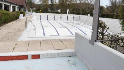 Bild: Norbert Weis
Noch ist das Schwimmerbecken im Illschwanger Freibad leer. Doch die Vorbereitungsarbeiten für die neue Saison haben begonnen. Der Start ist für Mitte Mai geplant. Aufgrund der noch offenen Finanzierungsfragen wird es mit dem Beginn der Arbeiten für die umfassende Sanierung heuer nichts mehr werden.
