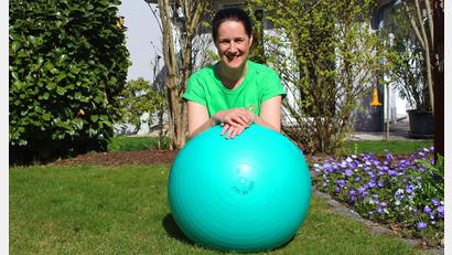 Bild: Evi Wagner
Physiotherapeutin Heike Lautner zeigt effektive Übungen mit dem Gymnastikball.