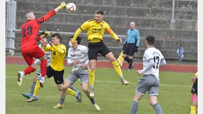 Bild: Hubert Ziegler
Hoch hinaus: Für Ambergs Kapitän Mario Schmien (Mitte) geht's am Samstag gegen Verfolger SV Hahnbach und um wichtige Punkte im Titelkampf.