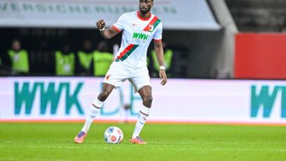 Bild: Harry Langer/dpa
Chrislain Matsima steht dem FC Augsburg bald wieder zur Verfügung. (Archivbild)