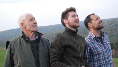 Bild: cvl
Gespannt verfolgen Ludwig, Christoph und Matthias Lorenz (von links) die Bahnen der Drohne am Himmel.