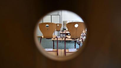 Bild: Arne Dedert/dpa
Nach dem Abbruch einer Projektwoche an einer Oberschule in der sächsischen Lausitz ermittelt die Polizei, ob im Klassenzimmer strafbare pornografische Inhalte gezeigt wurden. (Symbolbild)