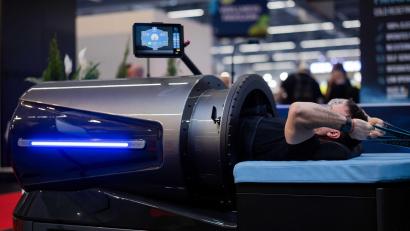 Bild: Rolf Vennenbernd/dpa
Mit den Armen trainieren, während der restliche Körper im „Flow System“ des Geräteherstellers Art of Cryo durch Über- und Unterdruck stimuliert wird.