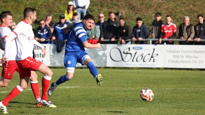Bild: Dieter Jäschke
Cengiz Izmire (rechts, Szene aus der Partie in Trabitz) und der SV 08 Auerbach empfangen am Sonntag den TSV Eslarn.