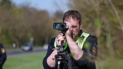 Bild: Daniel Löb/dpa
Beim Blitzmarathon werden rund 1.570 Messstellen auf Autobahnen, auf Bundes-, Land- und Kreisstraßen sowie innerorts installiert.