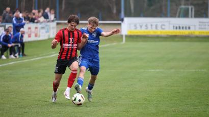 Bild: Dieter Jäschke
Nach dem Abstiegskandidaten SV Etzenricht (blau) wartet auf Torsten Hofbauer und den SC Luhe-Wildenau mit Roding das nächste Kellerkind.