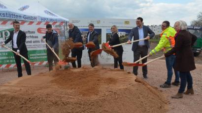 Bild: Kunz
Spatenstich zur Errichtung von 24 Wohnplätzen für Menschen mit Behinderung Hinterm Rangierbahnhof. Von links: HPZ-Vorstandsvorsitzender Christian Stadler, Johannes Brandl, Bürgermeister Lothar Höher, gewählter Oberbürgermeister Benjamin Zeitler, HPZ-Aufsichtsratsvorsitzende Birgit Reil, Architekt Michael Naumann, Bauleiter Maximilian Hotek und die Leiterin für Sozialplanung, Anna Mages.