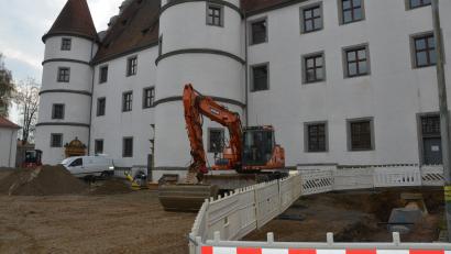 Bild: dob
Arbeiter der Josef Hartinger Tiefbau GmbH aus Kleinschwand sind rund um das Schloss damit beschäftigt, die Regenwasserableitung und die Kanalarbeiten zu ertüchtigen.