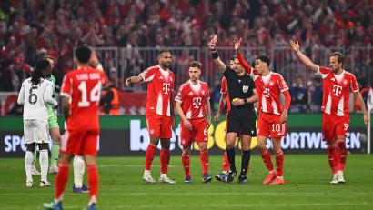 Bild: Tom Weller/dpa
Die Schlüsselszene: Schiedsrichter Slavko Vinčić zeigt Reals Eduardo Camavinga (l) Gelb-Rot.